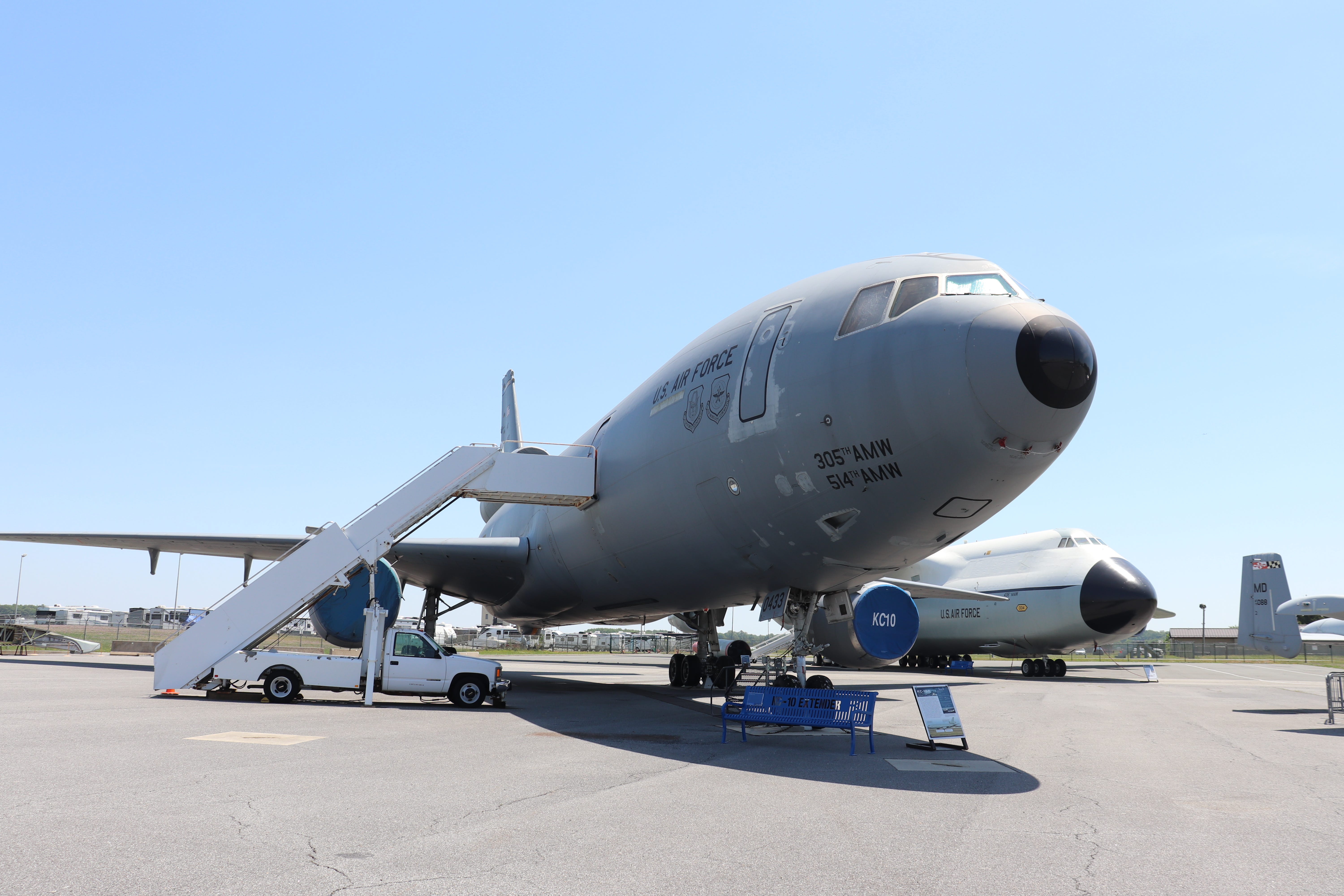 米軍の空中給油機「KC-10Aエクステンダー」の内部を見てみよう