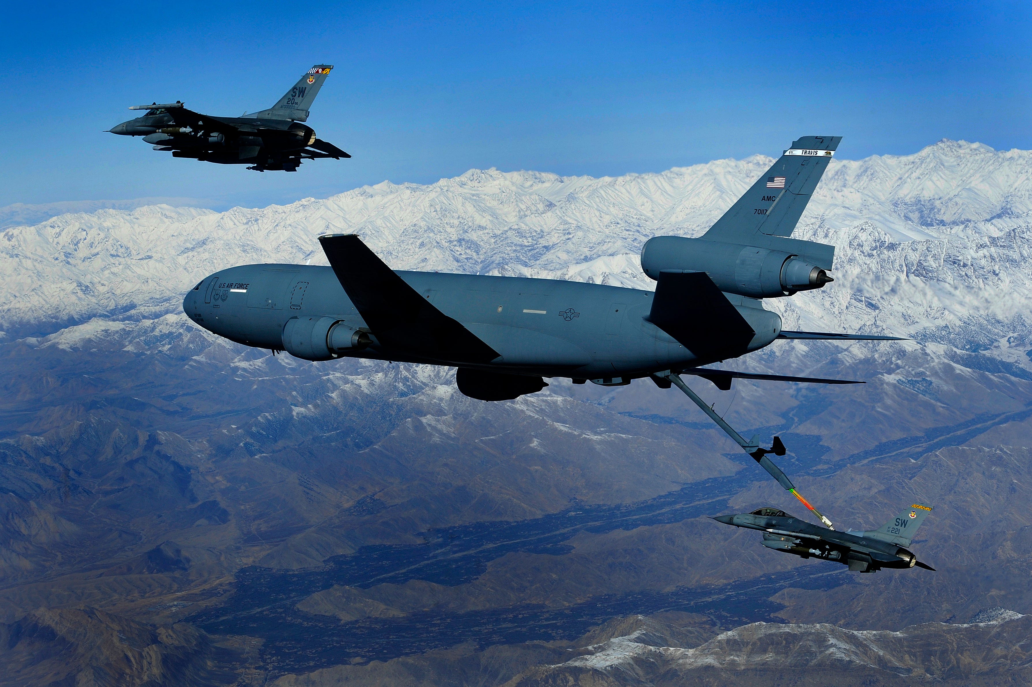 米軍の空中給油機「KC-10Aエクステンダー」の内部を見てみよう
