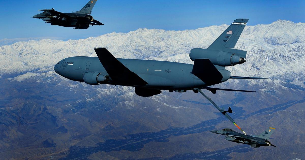 米軍の空中給油機「KC-10Aエクステンダー」の内部を見てみよう