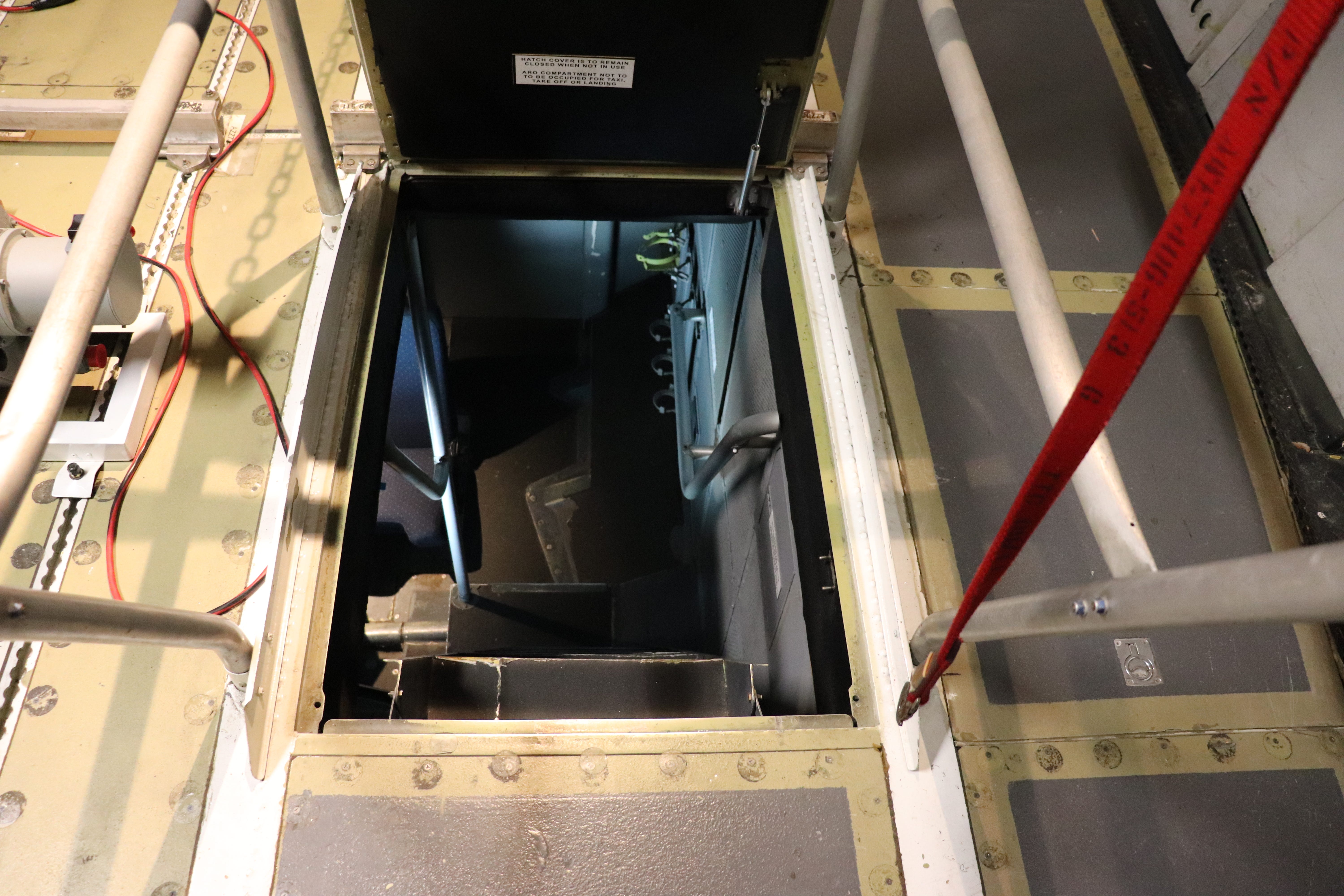 米軍の空中給油機「KC-10Aエクステンダー」の内部を見てみよう