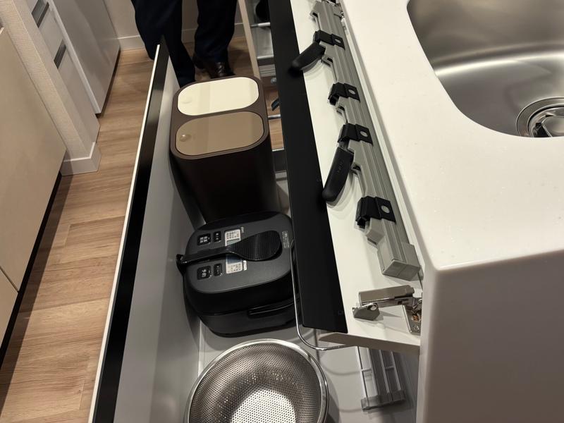 包丁や炊飯器といった調理器具から、グラスや皿などの食器まで、一通り揃っている。