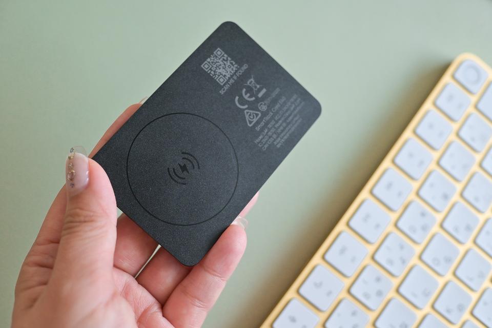 カードの後ろに充電マーク。ここを充電パッドに合わせて置くとOK