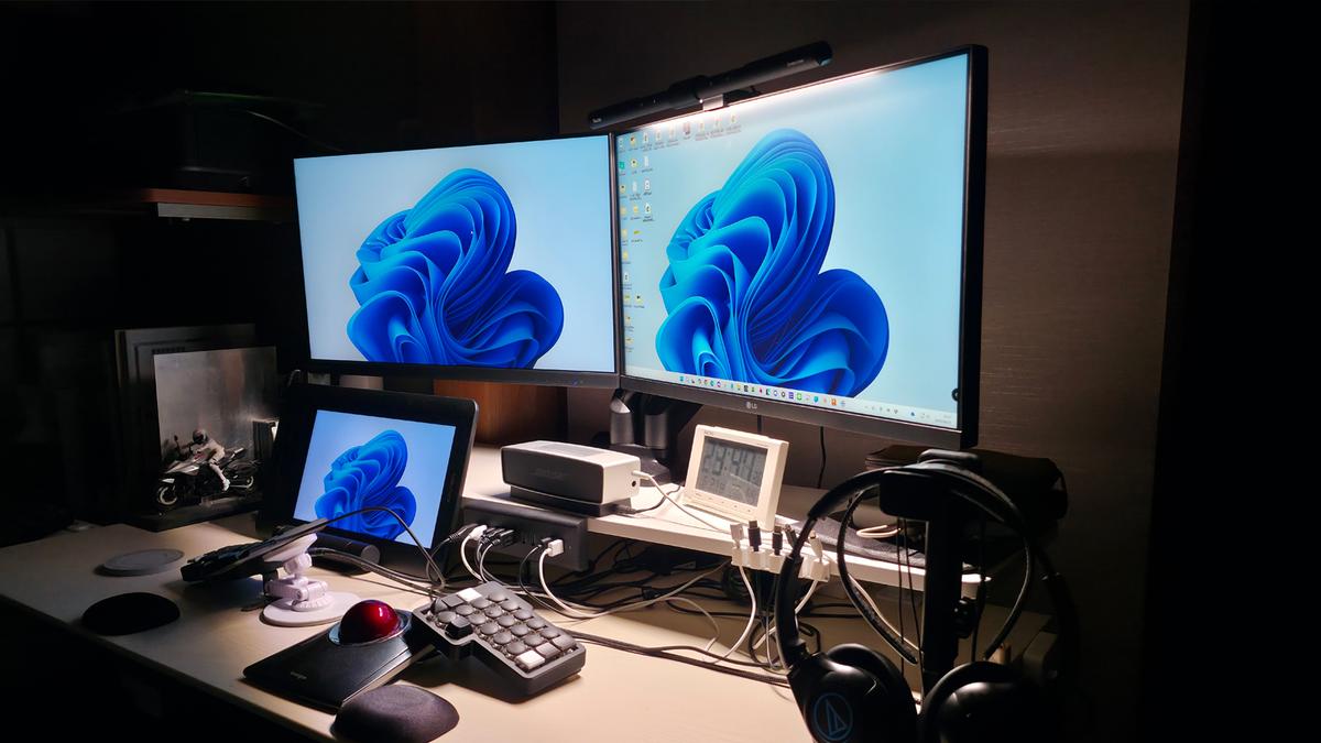 夜のPC作業で目が疲れる人へ。5千円以下の画面が反射しないモニターライトで変わる