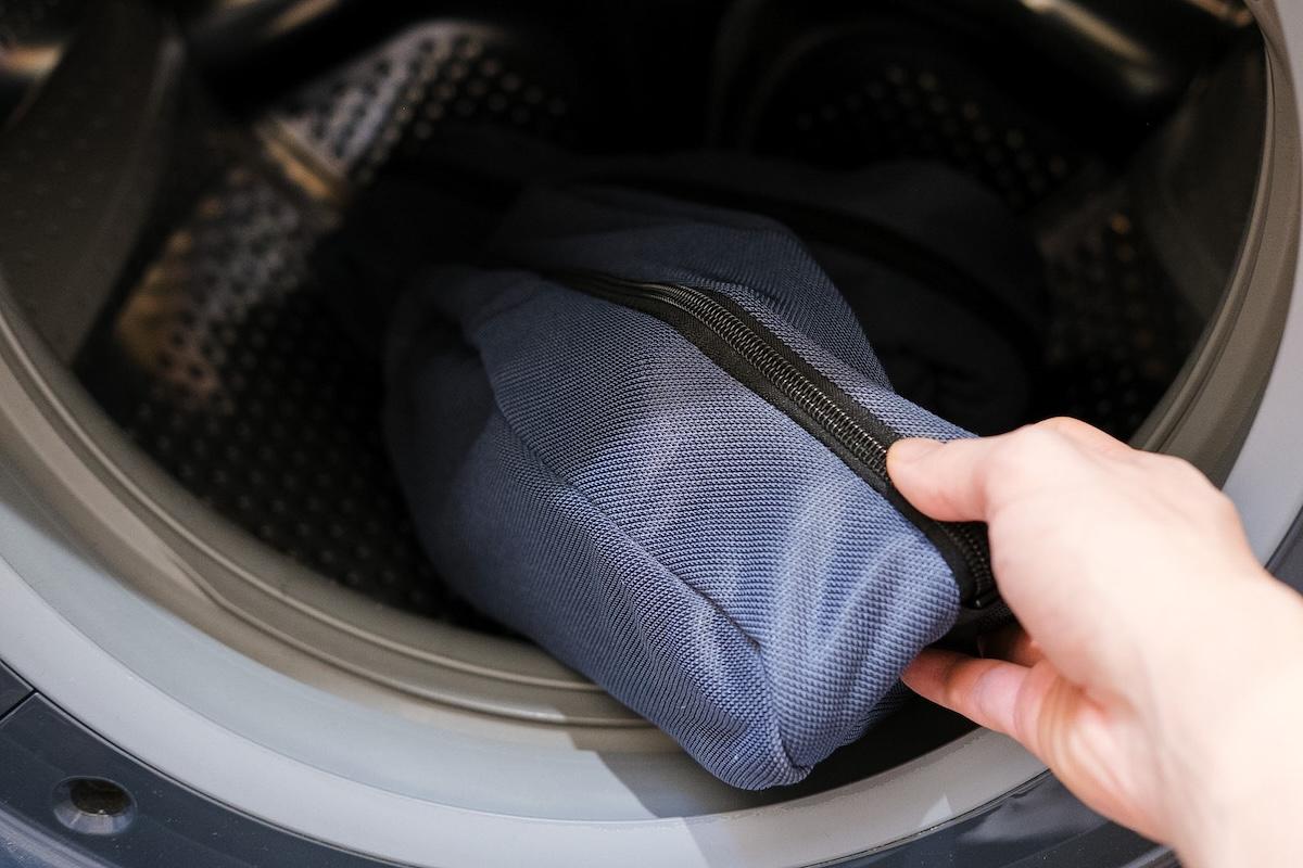 雨で靴が汚れたら洗濯機へ。「専用ネット」のおかげですぐに洗う習慣が
