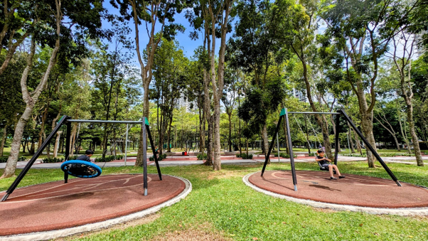 すぐ近くの公園。コンドミニアムがあるエリアはデベロッパーがしっかり都市開発をしているため、エリア自体がゲートに守られており、中は自然あふれる構造になっていて、イスラム教では不浄とされている犬を飼っている非イスラムの方々が多く住んでいます