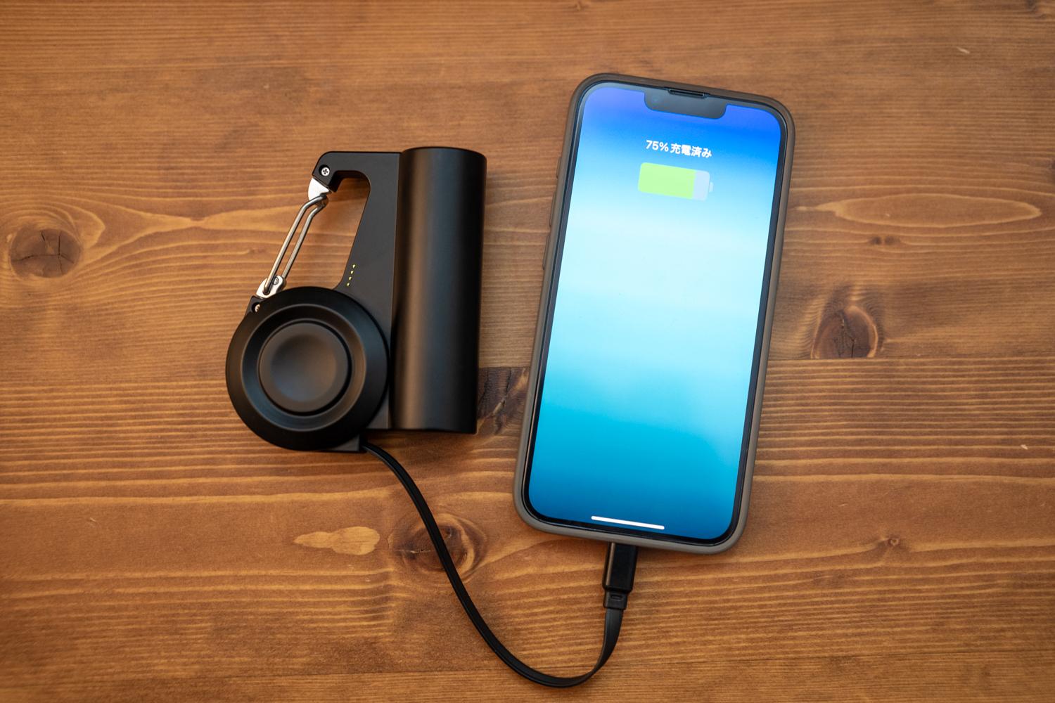 バッグに提げたまま充電。ケーブル内蔵のカラビナ型バッテリーが想像