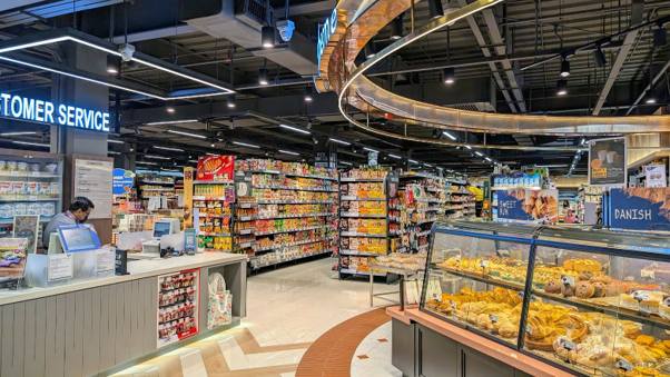 最寄りのスーパーはイオン。日系食品だけでなく韓国系・中国系の食材も多く、お酒も普通に売っているため困ることはない。豚肉系のコーナーのみ他から隔離されて存在しますが、買うことは何の問題もありません