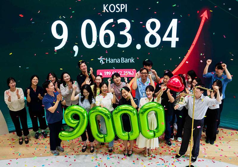 韓国総合株価指数(KOSPI)は半導体株の伸びにけん引されて6月18日に「9000」の大台を突破したものの、翌週の23日には「暗黒の火曜日」と呼ばれる急落に直面する。