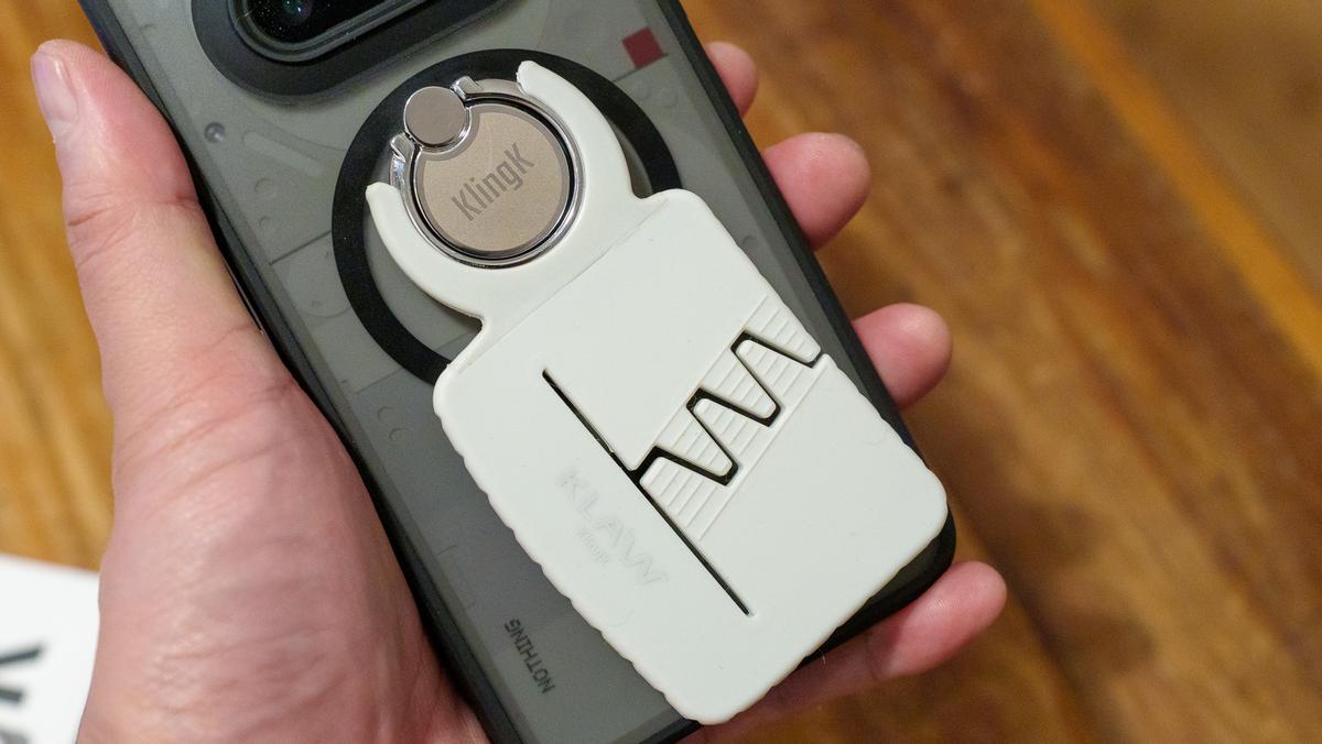 スマホスタンドはもう卒業？ どこでも“挟んで”“差し込んで”固定できる「KlingK KLAW」