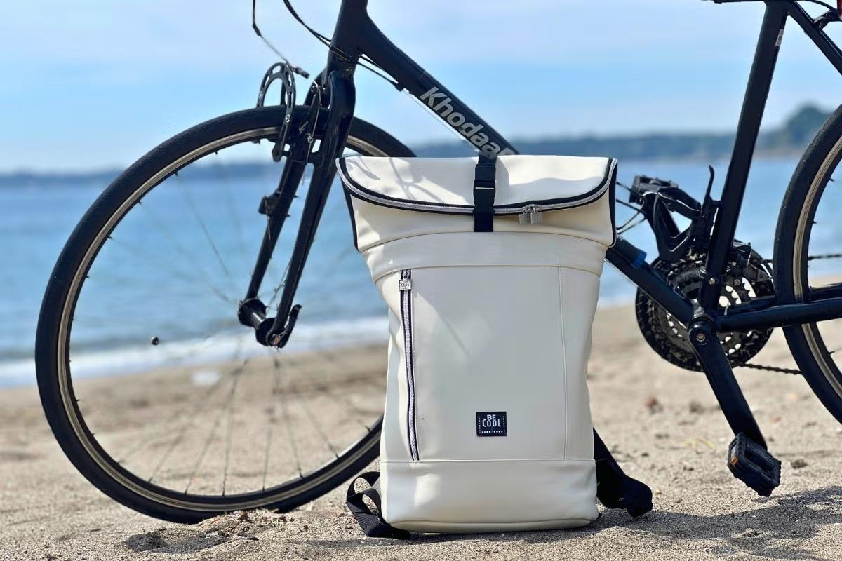 このバックパック、実は保冷バッグ。通勤や週末の買い出し、夏のビーチにも活躍してくれるよ