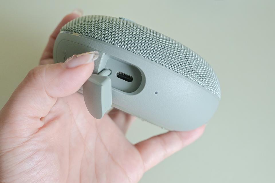 USB-C充電端子のカバーもわりと頑丈
