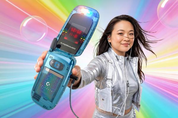 本当に令和か？コモドールからガラケー登場。しかもネット・SNSは