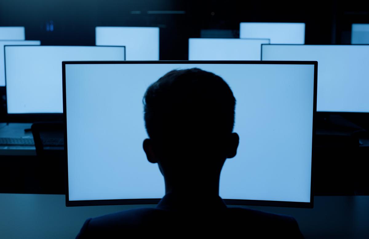 AIエージェントの「子守り」に疲れ果てたストラテジストは、その半数を解雇して人間を雇った