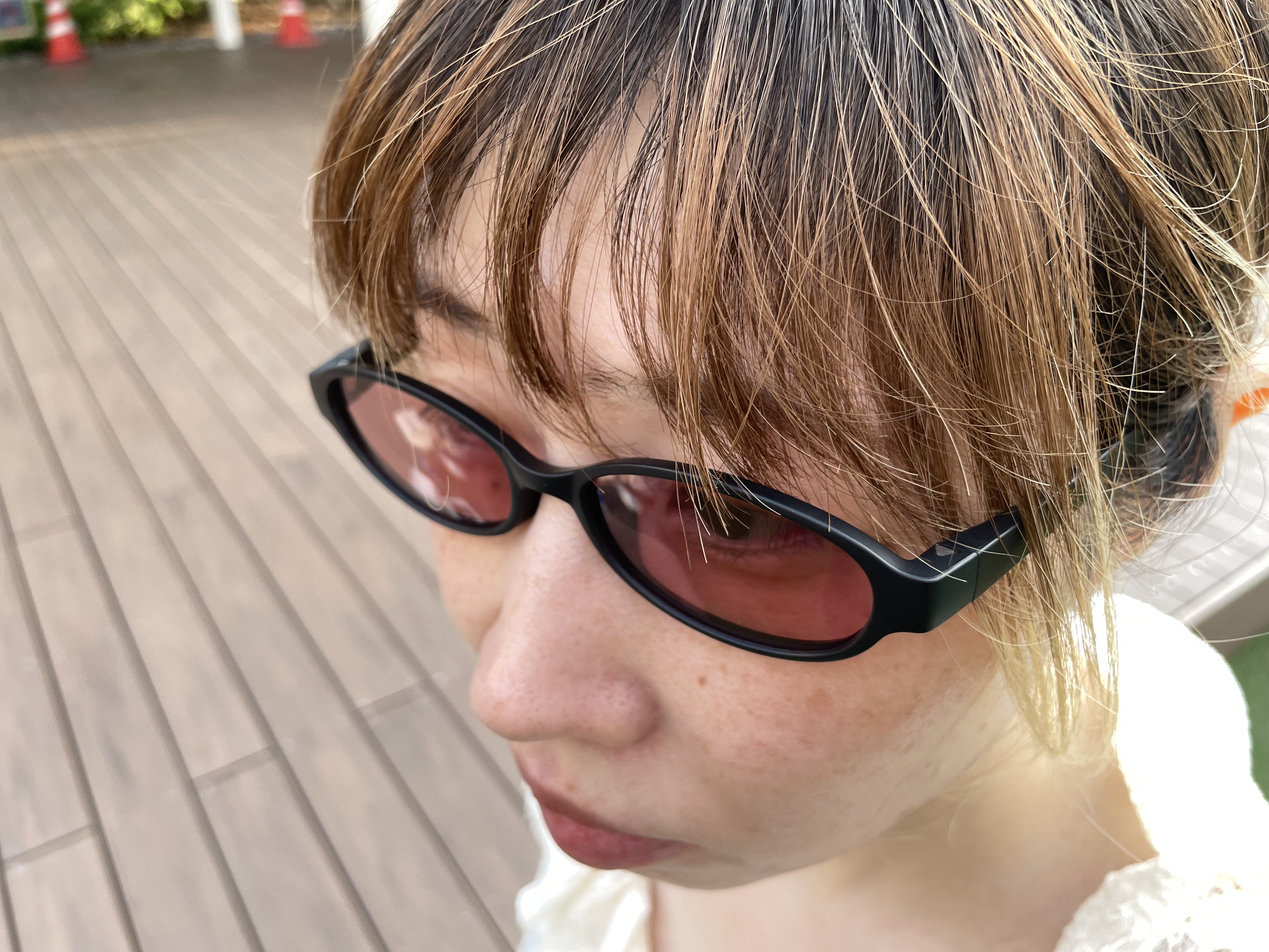 顔になじんでズレにくい。エコで軽い15gサングラスがお出かけの正解
