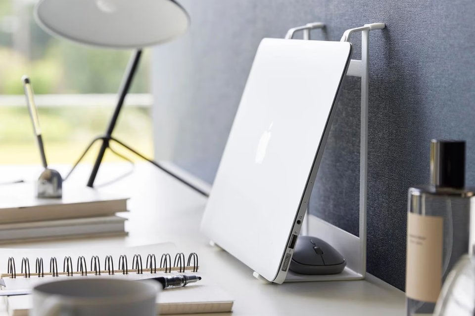 ノートPCを使う→片付ける、どちらでも活躍。山崎実業の2WAYスタンド