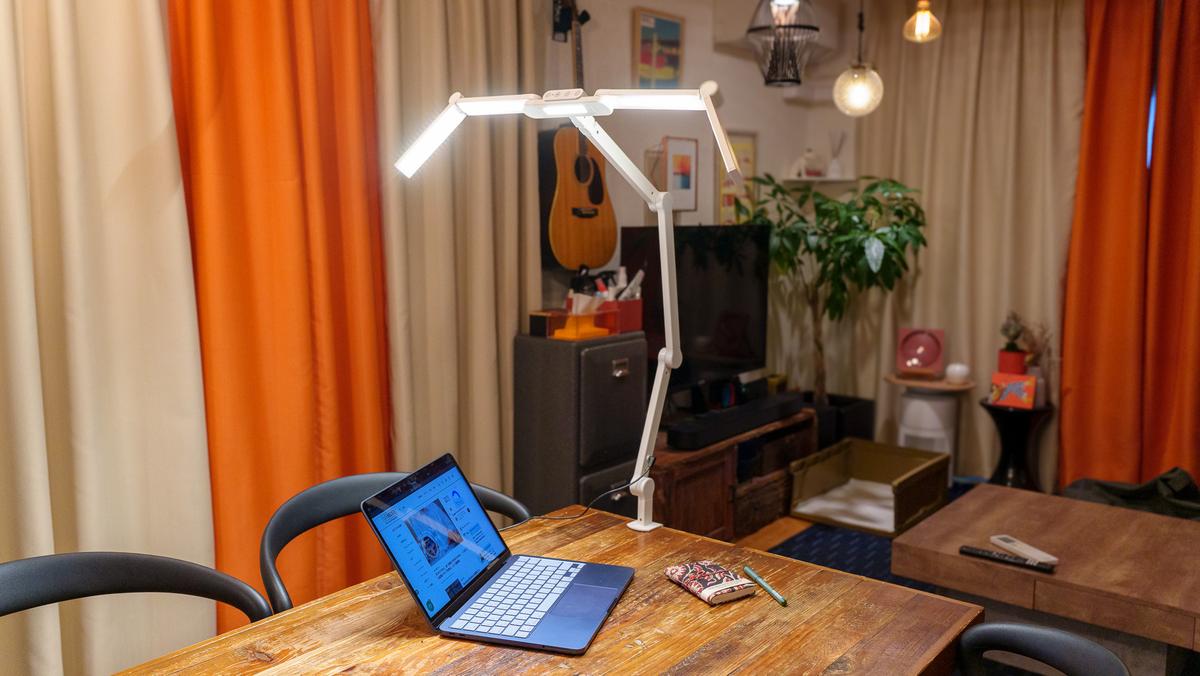 リビングのデスクを広く使いたい人へ。クランプ式「LED DESK LAMP」で手元の影を減らす