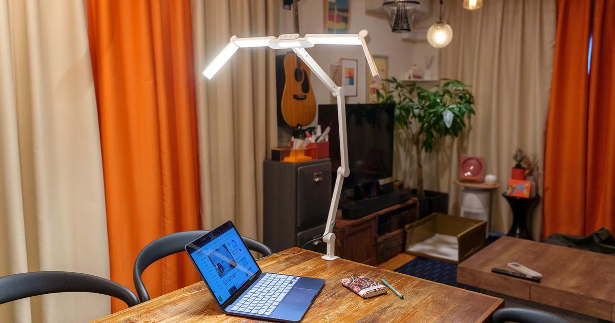 リビングのデスクを広く使いたい人へ。クランプ式「LED DESK LAMP」で手元の影を減らす