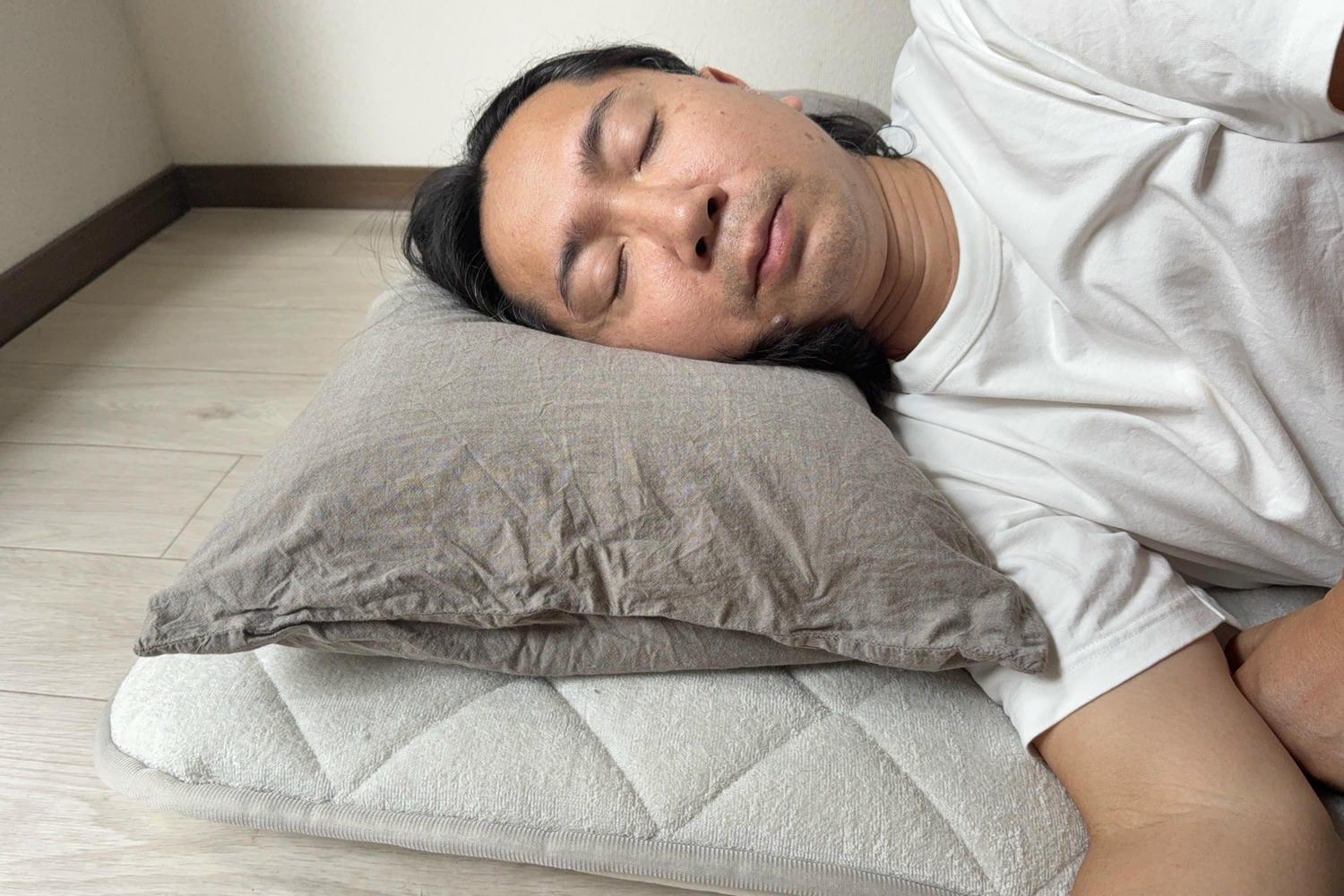 寝ながらイヤホンはやめました。枕の下に「これを敷く」だけで睡眠前の