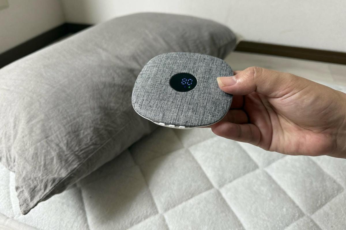 寝ながらイヤホンはやめました。枕の下に「これを敷く」だけで睡眠前のQOLが整った