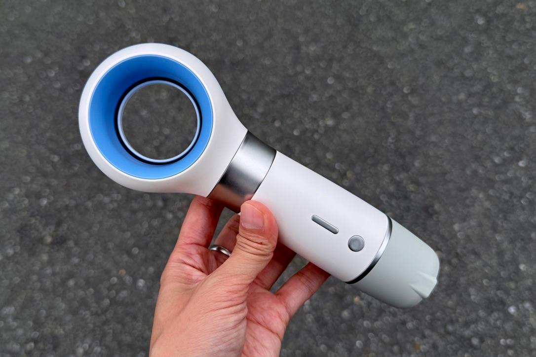 見た目重視のハンディファン。音が気にならない環境なら最高の相棒だ
