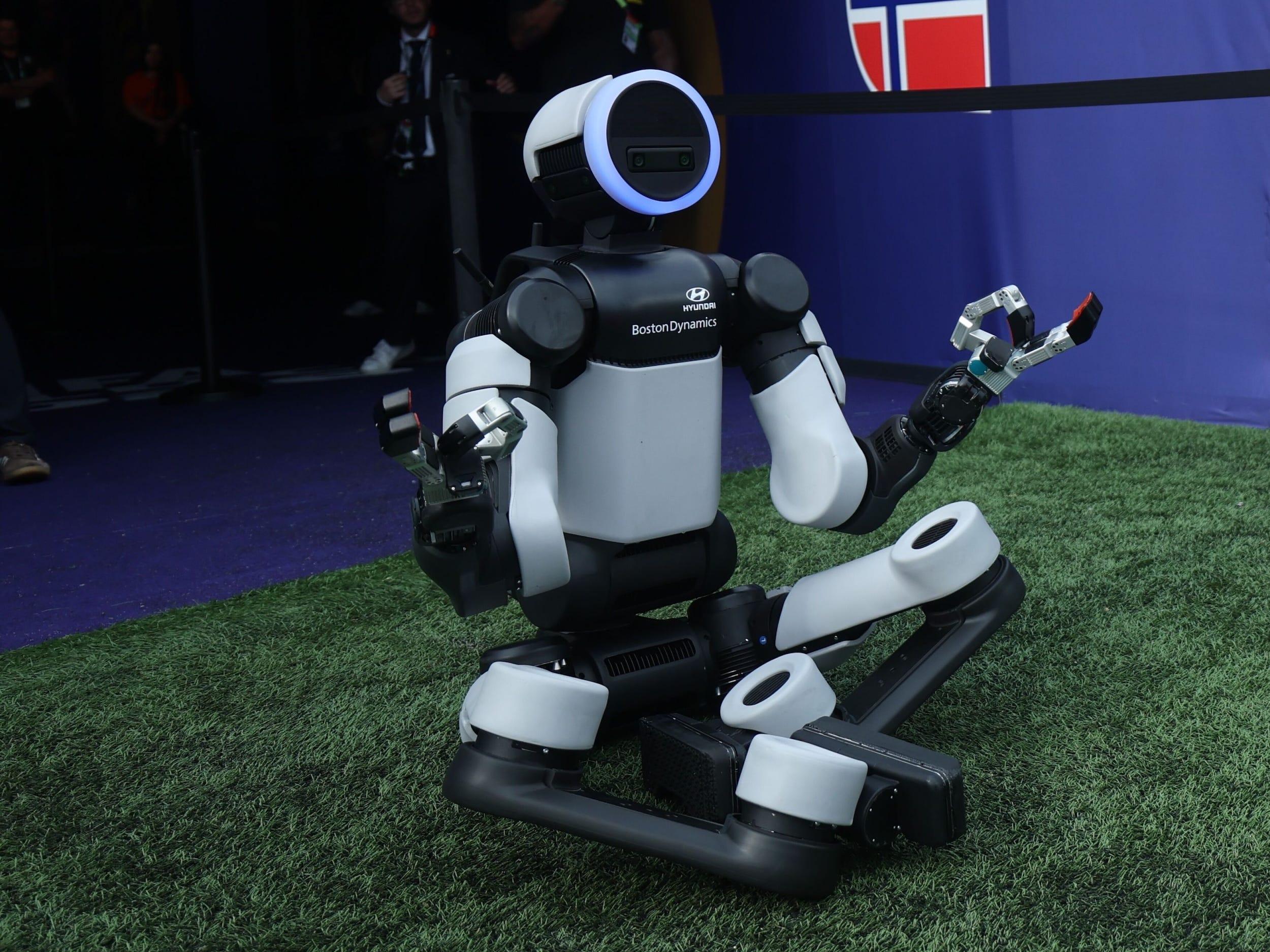 人型ロボット「アトラス」がワールドカップのハーフタイムショーに登場