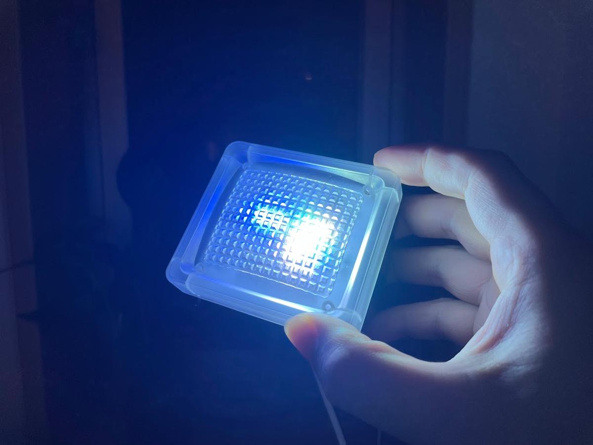 玄関に謎のマーキングが!? 空き巣対策でダミーテレビを導入してみた