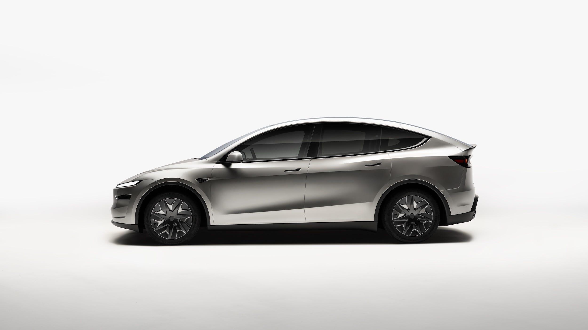 テスラの6人乗りModel Y Lの内部を見てみよう。都内では補助金フル活用