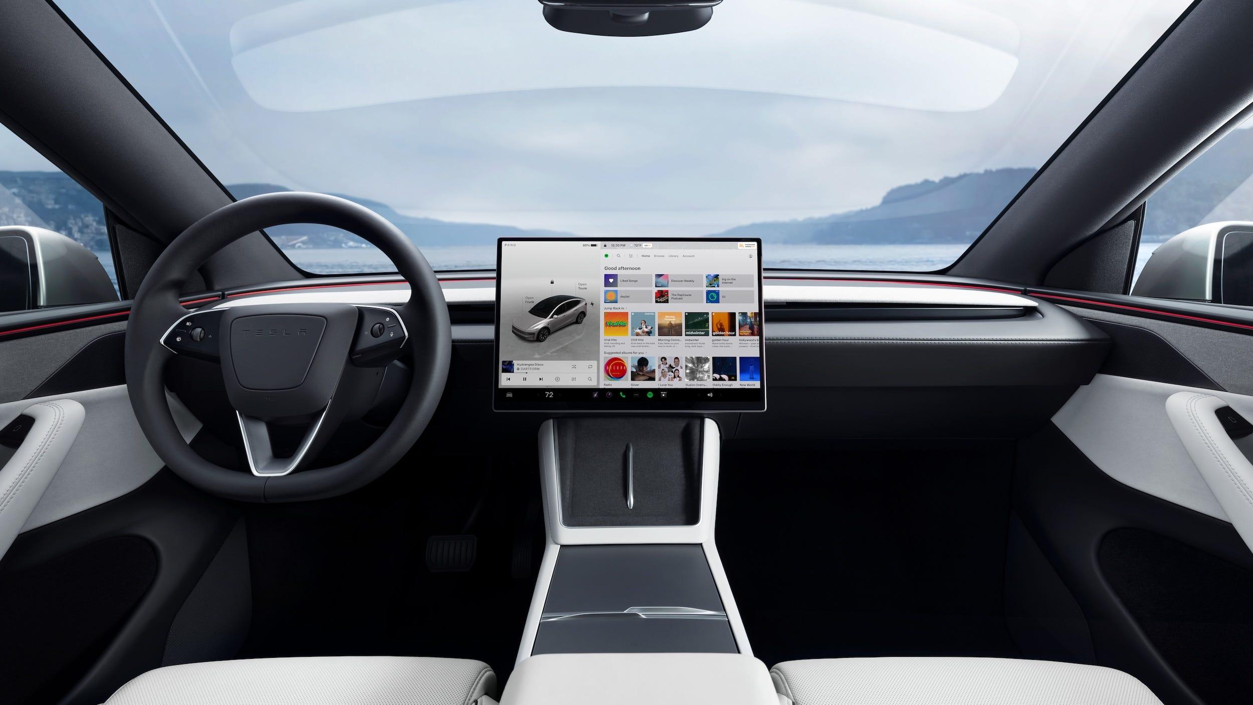 テスラの6人乗りModel Y Lの内部を見てみよう。都内では補助金フル活用