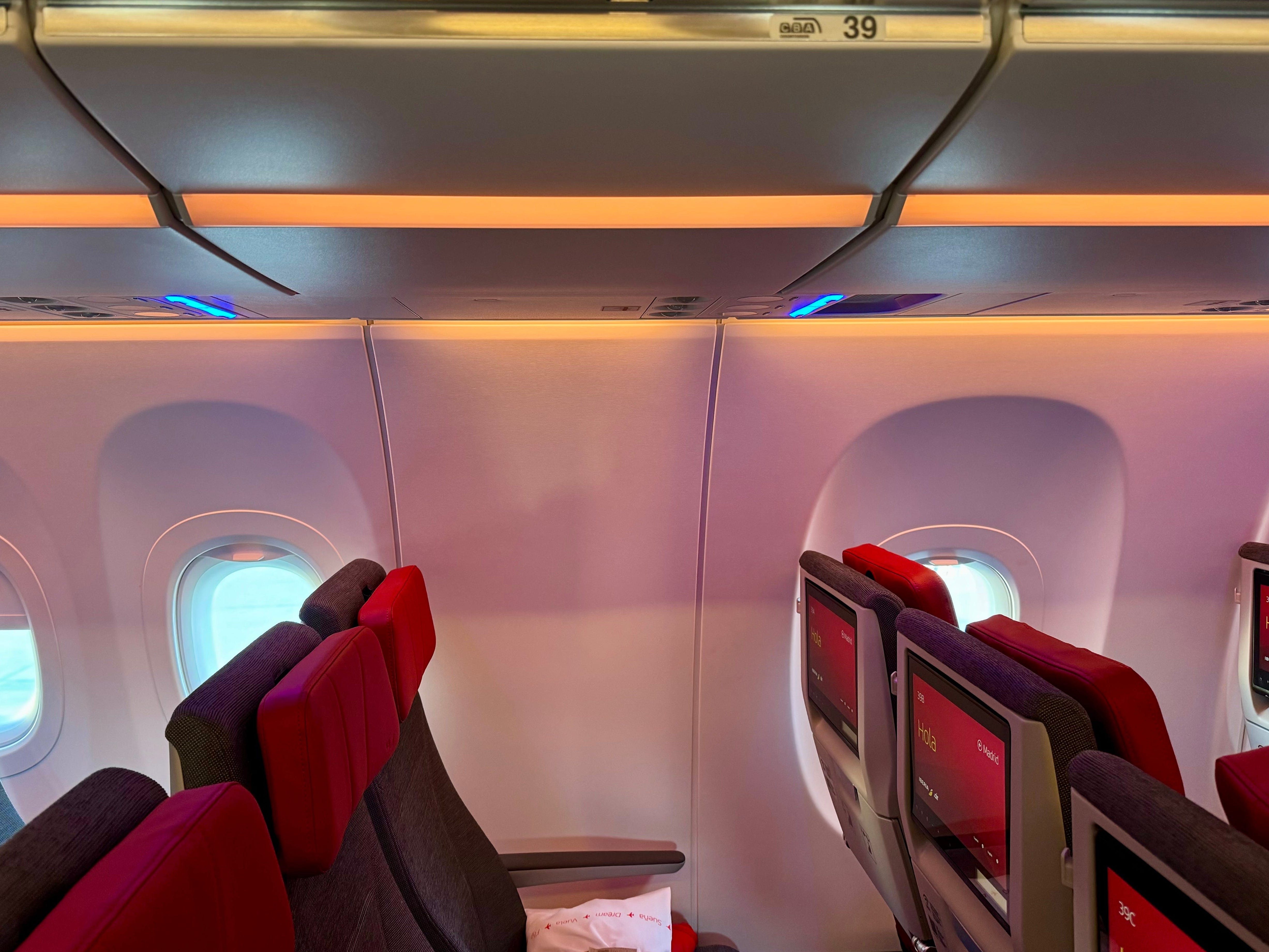 窓側席」なのに窓がない…航空機の座席を巡って法廷闘争に | Business