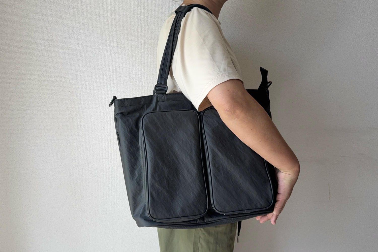肩掛けのまま取り出せて、足元でも倒れない。590gの軽量通勤トートを