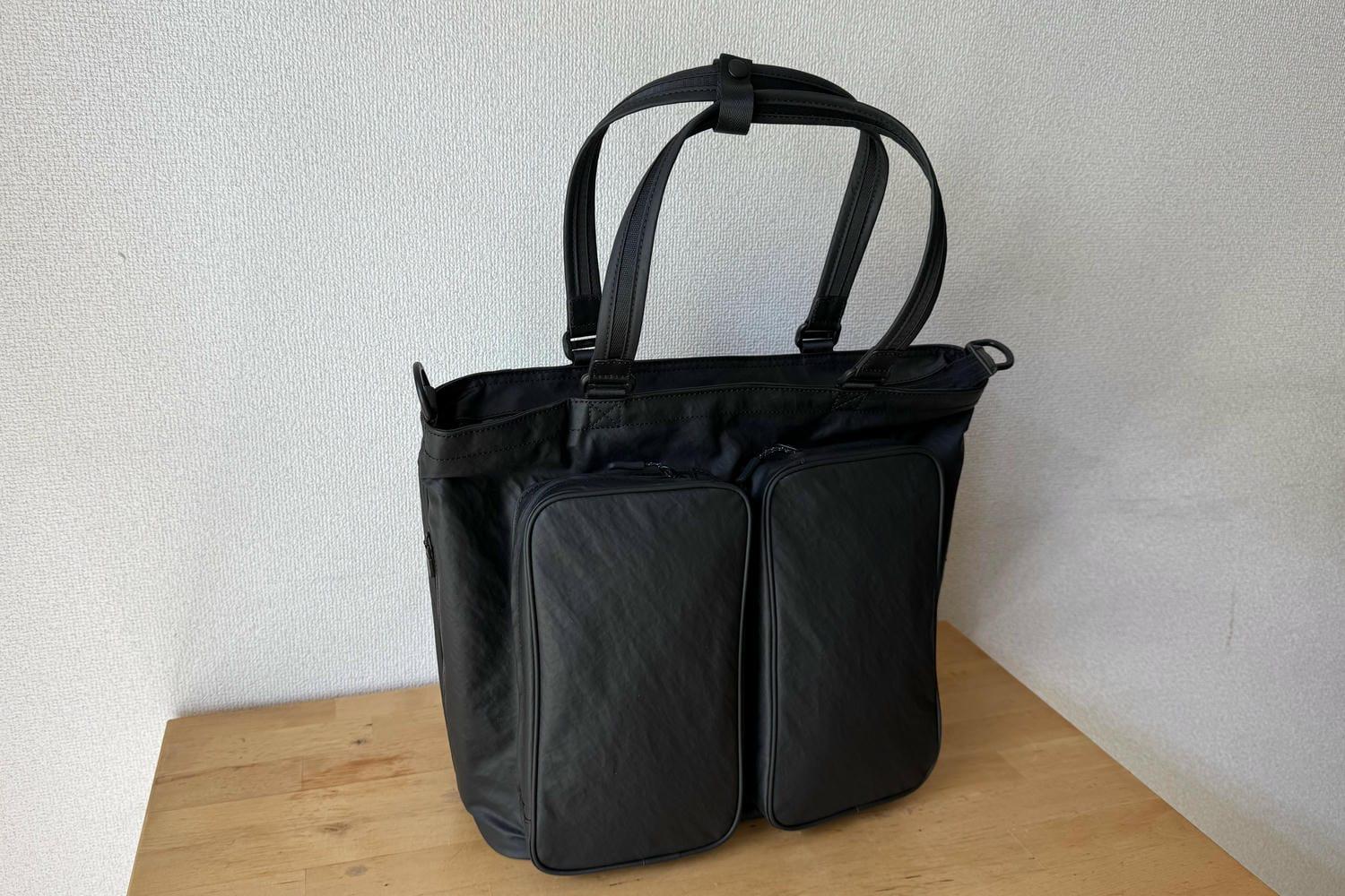 肩掛けのまま取り出せて、足元でも倒れない。590gの軽量通勤トートを