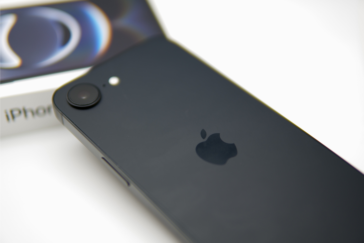【本日限り特価】iPhone 16e ブラック 海外版 充電3回 Lightningやっと卒業できる！10万円を切ったiPhone 16eはガチ狙い目