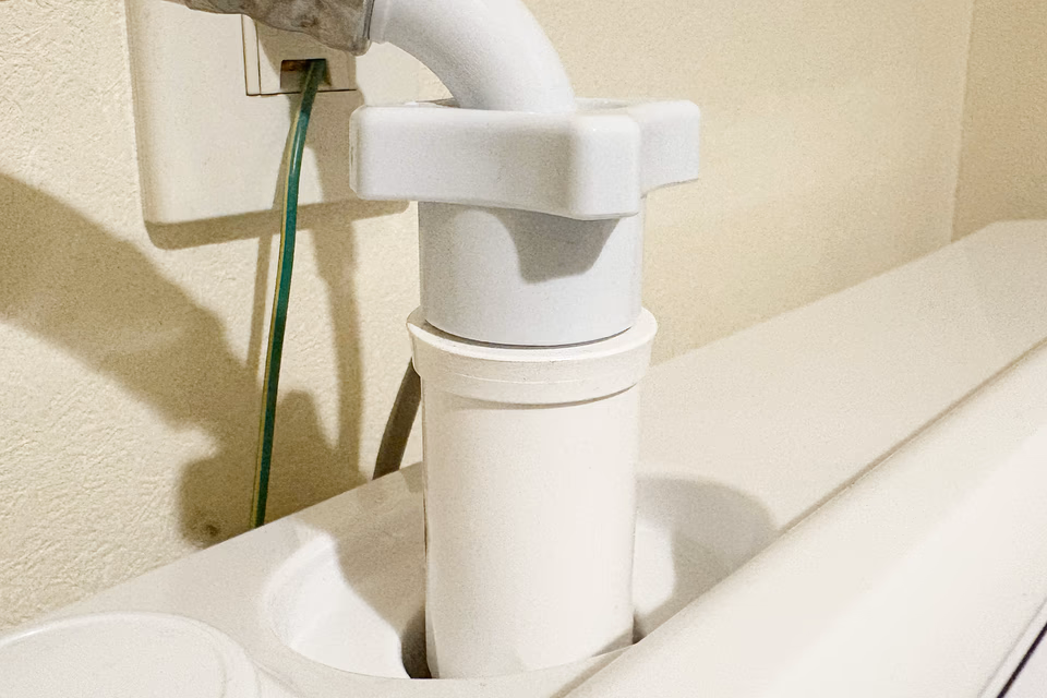 洗濯機のホースにつなぐだけ。見えない泡がもたらした、天気に左右されない洗濯の余裕