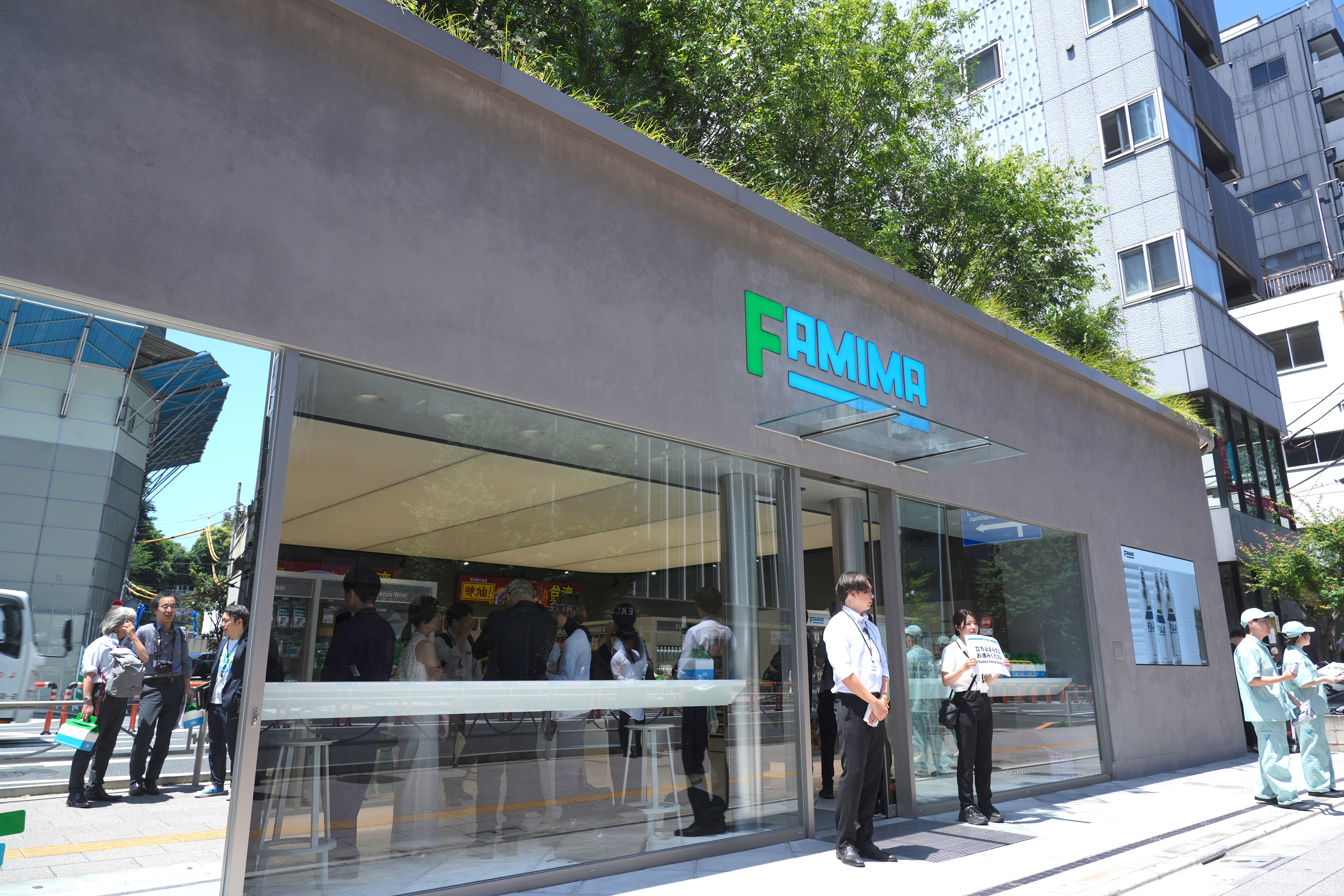 脱コンビニ→ユニクロ化？ファミリーマート初の旗艦店が開業、アパレル