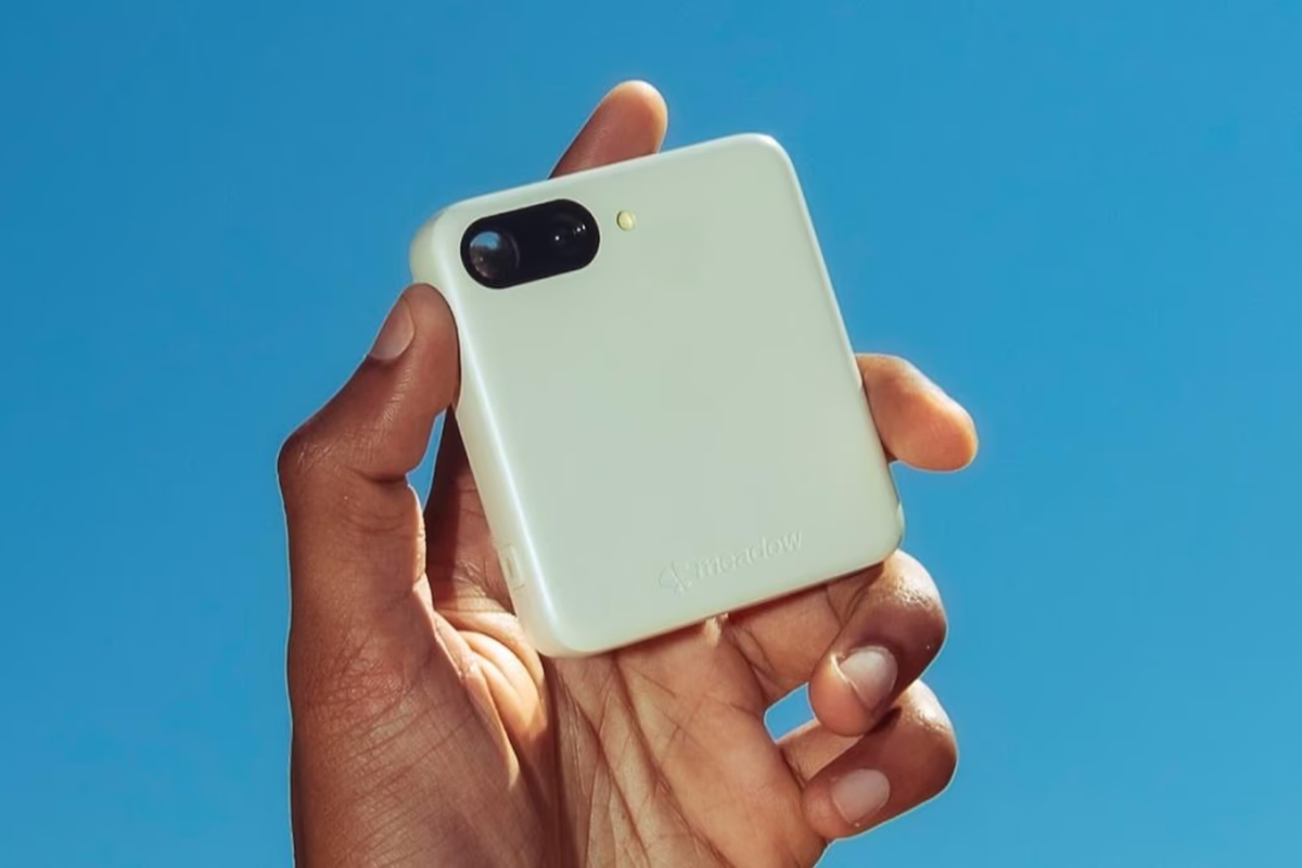 普通のスマホに飽きた人へ。この春登場した、「クセ強スマホ」たち