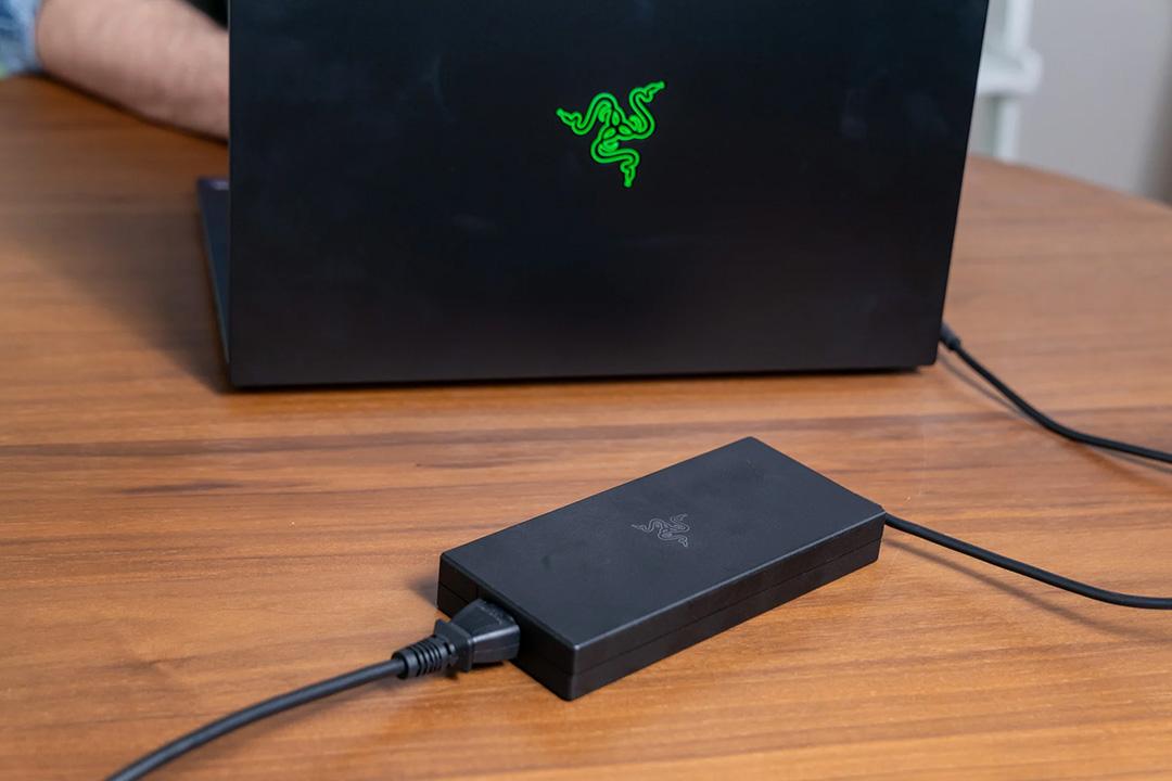 16インチMacBook Proより薄く軽くなったゲーミングノート「Razer Blade