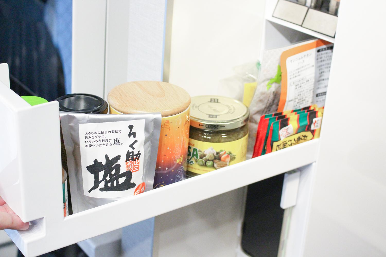 コンロ横の“ごちゃごちゃ調味料”、山崎実業の「隠せるラック」が全部