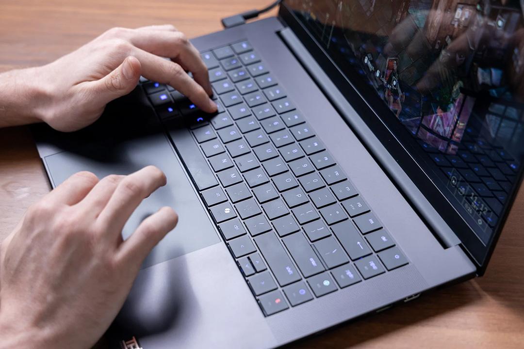 16インチMacBook Proより薄く軽くなったゲーミングノート「Razer Blade