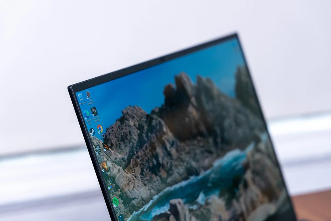 16インチMacBook Proより薄く軽くなったゲーミングノート「Razer Blade