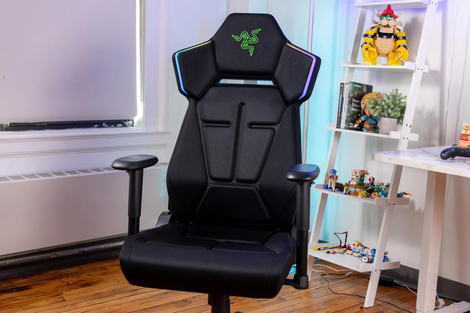 Razerのビカビカ光るゲーミングチェア「Soma Chroma」でゲームの没入感