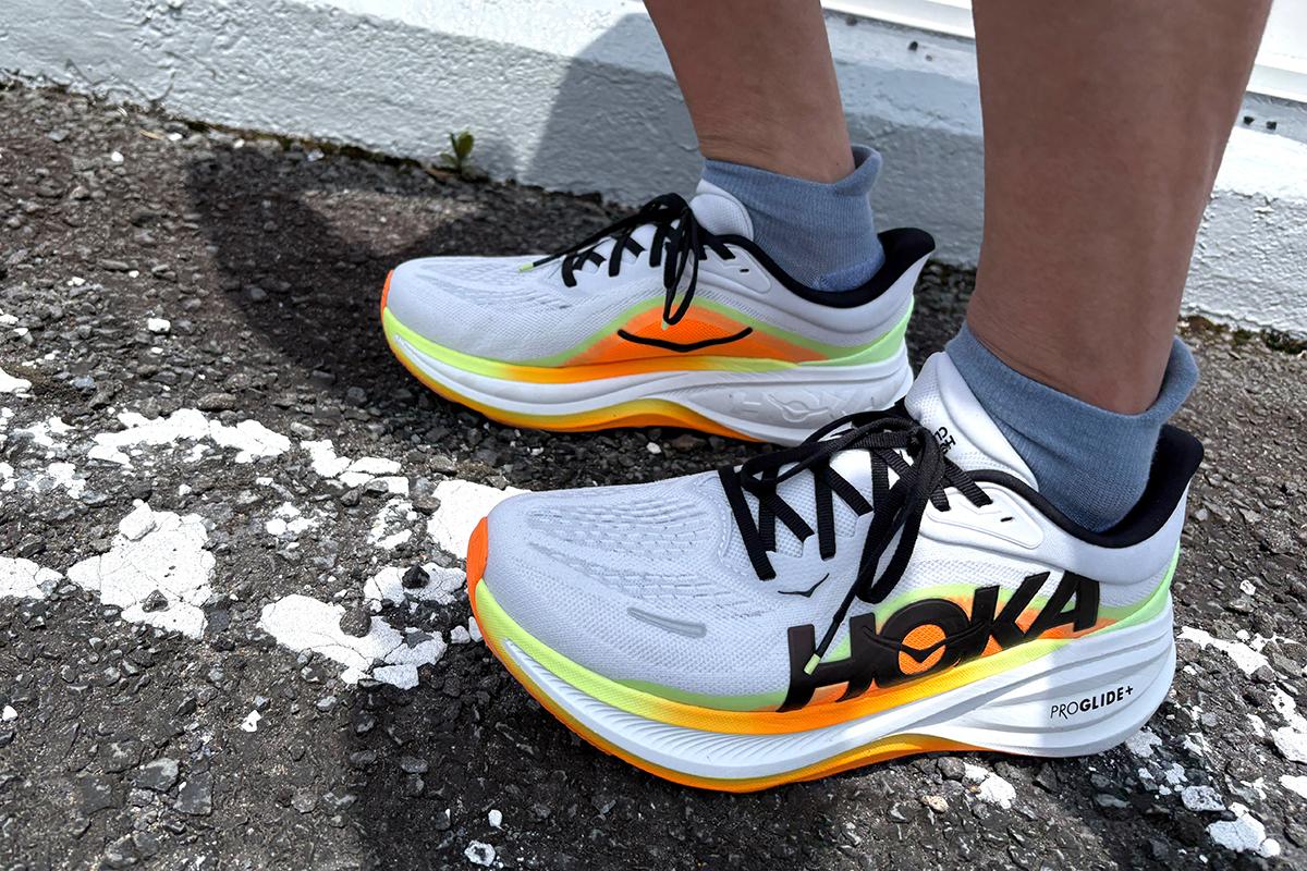 HOKAの定番シリーズに新モデル登場。新採用のテックでポテンシャルが