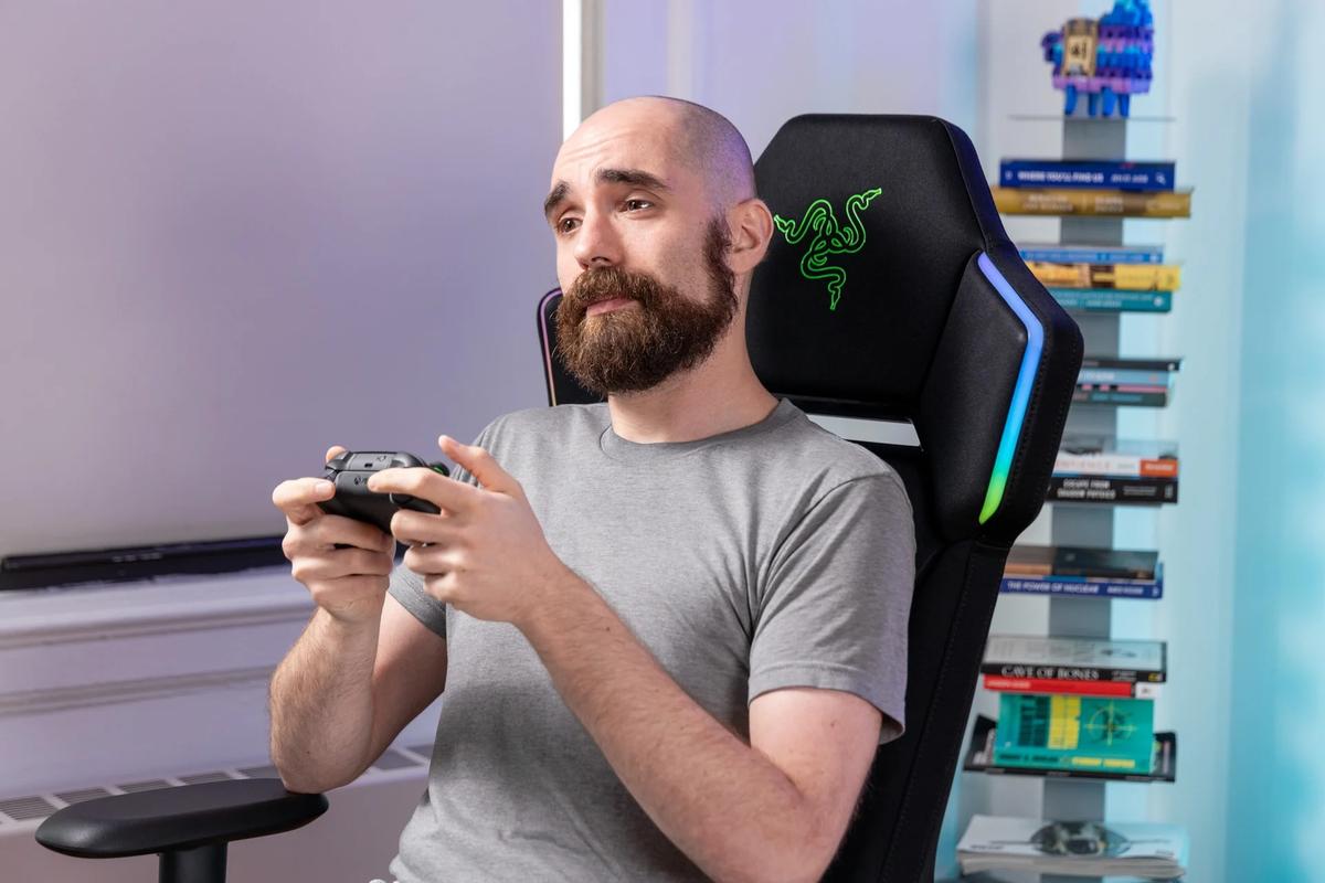 Razerのビカビカ光るゲーミングチェア「Soma Chroma」でゲームの没入感は高まった？