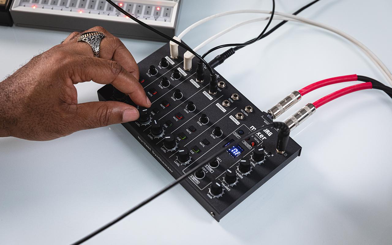 【直接引取限定】Charge Mixer カスタム ミキサーも自作の時代。「NTS-4 mixer kit」でミニマルなハードウェア