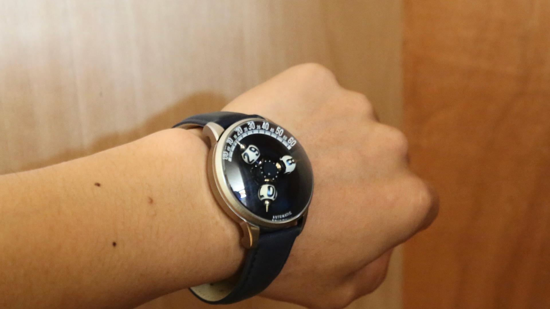 思わず時間を眺めたくなる。球体がユニークな自動巻き腕時計「TIMEORB