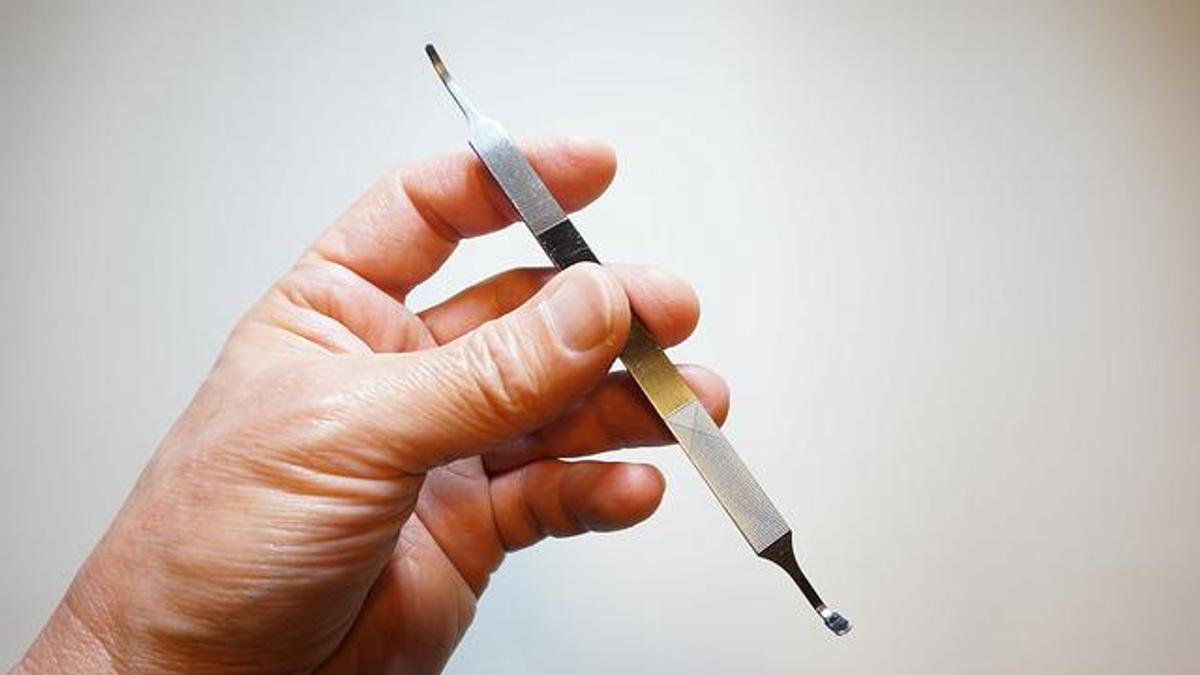 爪の清潔感は、切るだけではつくれない。爪垢まで掻き出す1mm厚の3WAY爪ヤスリ