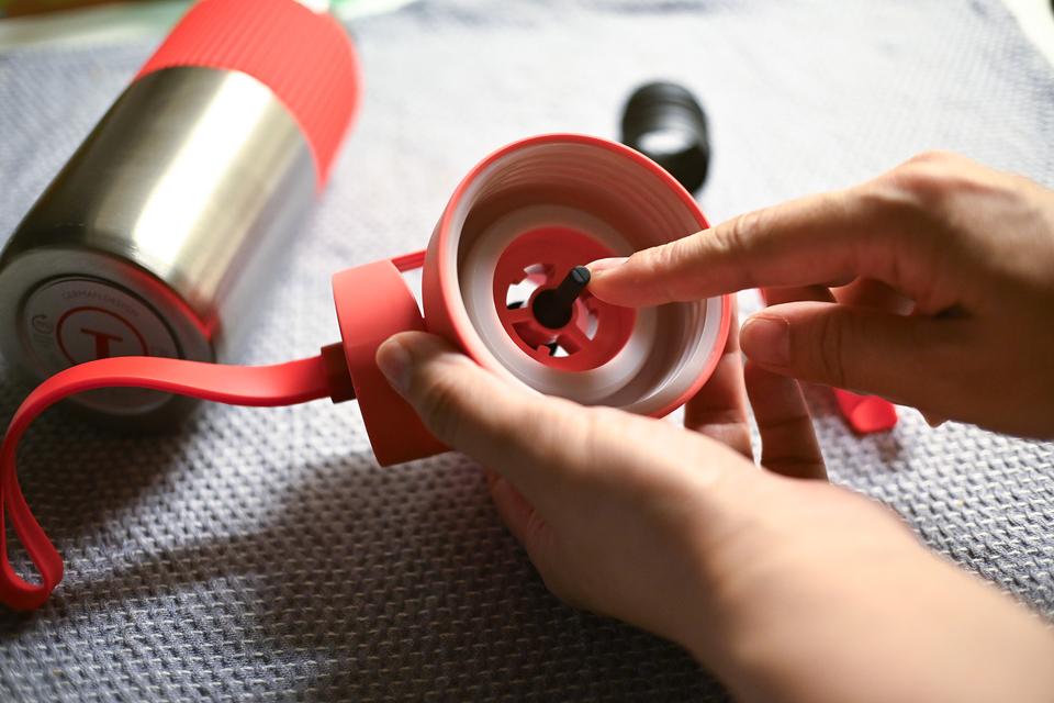 飲み口の中央にあるゴムの棒は、取り外さないように注意