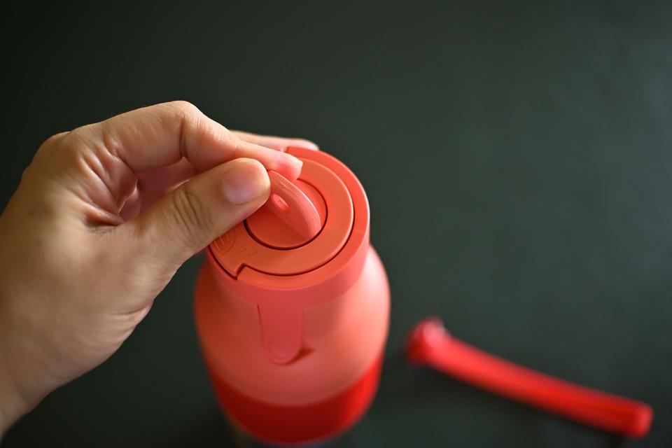付属のチャームコネクターを使えば、好きなアクセサリーをつけてデコれる