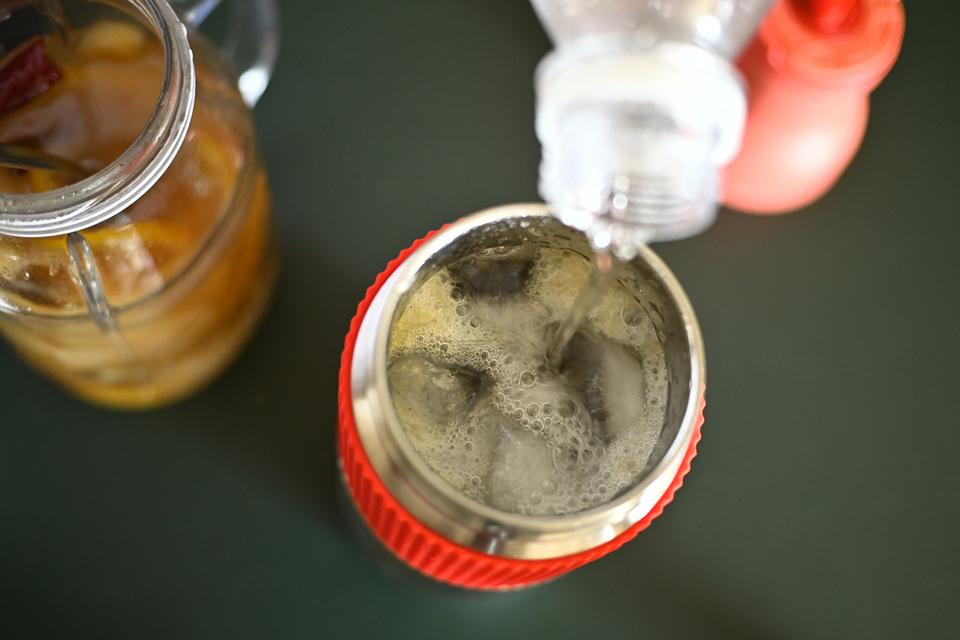 炭酸水をたっぷり入れて、自家製ジンジャーエール完成