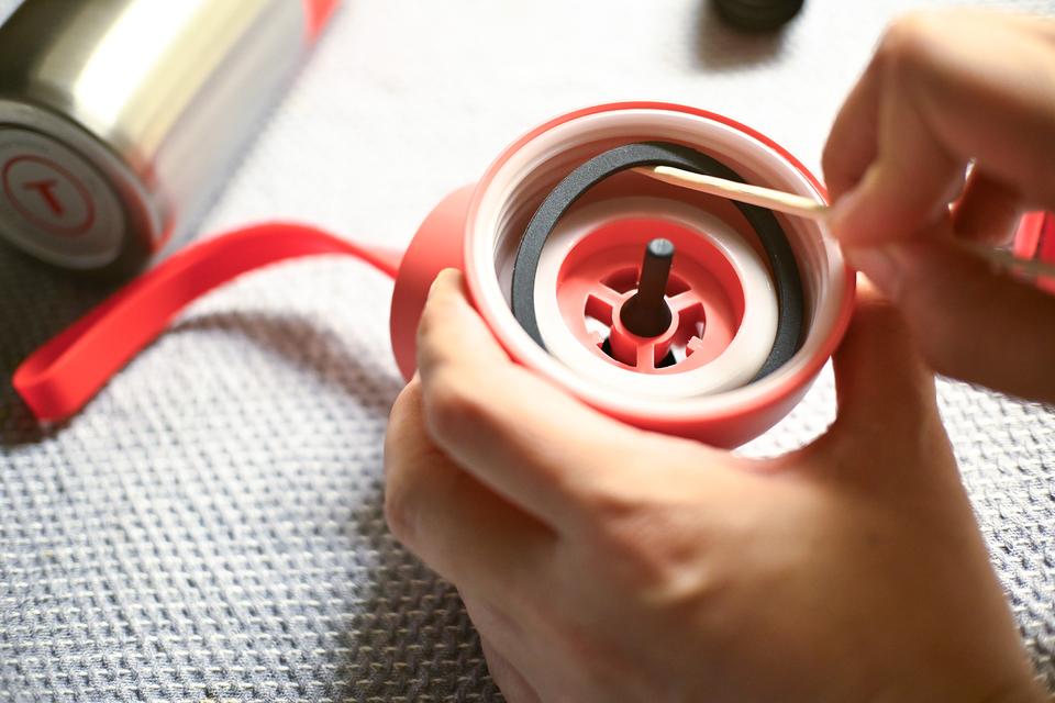 飲み口内側にあるパッキンは、ちょっと外すのが手間かも