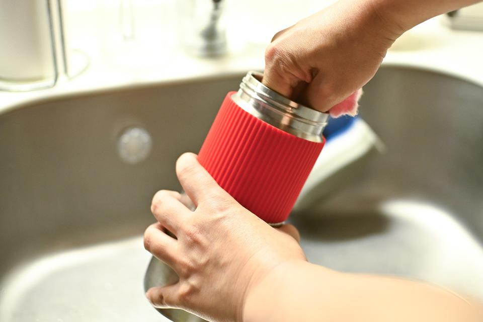 奥まで手を入れるのは難しい。ボトル専用スポンジで洗いましょう
